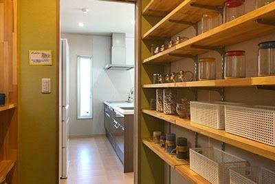 キッチン隣の便利な食品庫